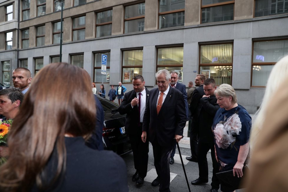 Miloš Zeman přichází na koncert Daniela Hůlky. (13.6.2018)