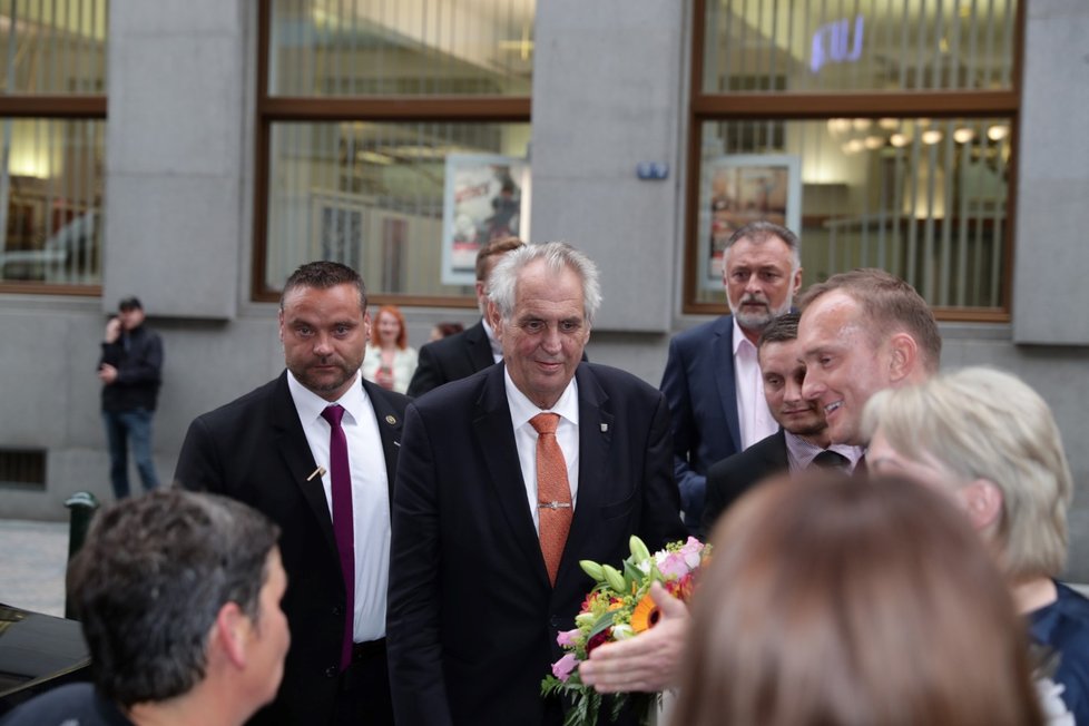 Miloš Zeman přichází na koncert Daniela Hůlky. (13.6.2018)