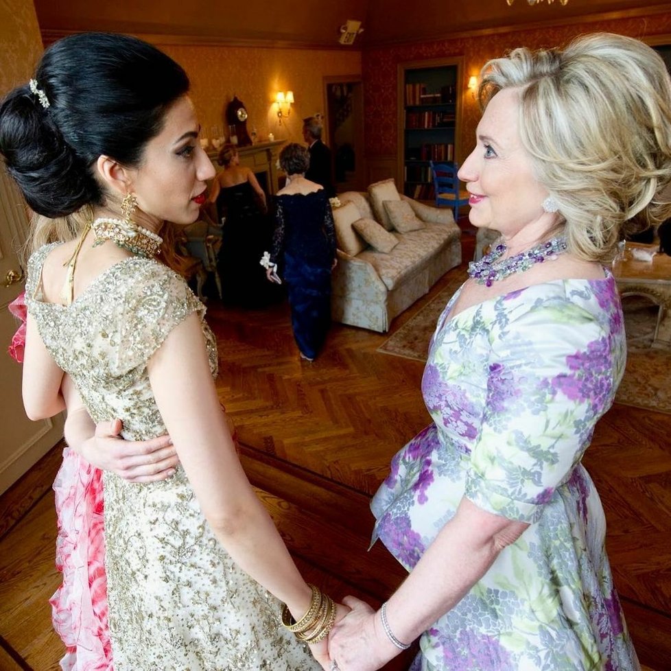 Huma Abedin už přes 20 let pracuje pro Hillary Clinton.