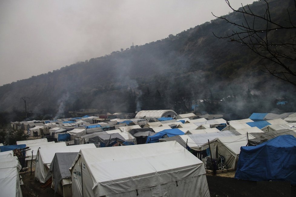 Humanitární organizace nyní pracují na tom, aby lidé měli alespoň základ teplého obydlí před nadcházející zimou