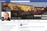 Prodám mandát, vtipkuje Huml na facebooku