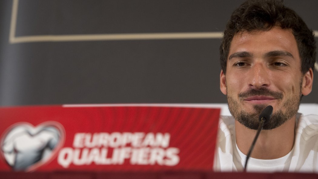 Obránce Německa Mats Hummels na tiskové konferenci před zápasem s Českem