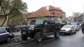 Hummer naboural deset zaparkovaných aut