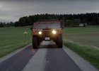 Prvního elektrického Hummera s dojezdem 300 km představil Terminátor. Takhle vypadá v akci!