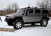 Hummer H2 a marný zápas s kusem betonu