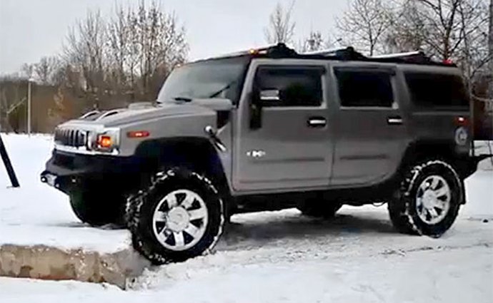 Hummer H2 a marný zápas s kusem betonu