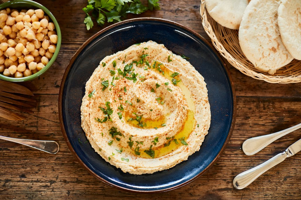 Hummus můžete ochutit třeba olivami, chilli, koriandrem nebo smaženou cibulkou.