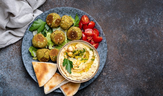 Hummus s falafelem a arabským chlebem