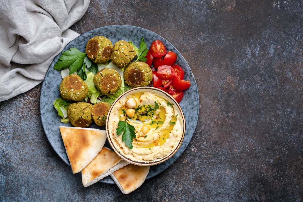 Hummus s falafelem a arabským chlebem