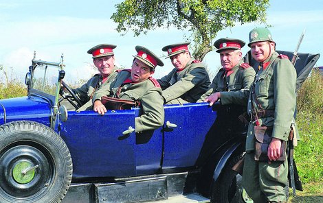 Nejen na natáčení, ale i během něj najezdili herci tisíce kilometrů.