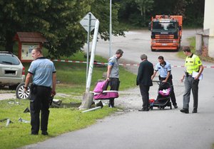 Otřesná nehoda v Poděbradech: Řidička srazila maminku s kočárkem, dítě je ve vážném stavu (ilustrační foto)