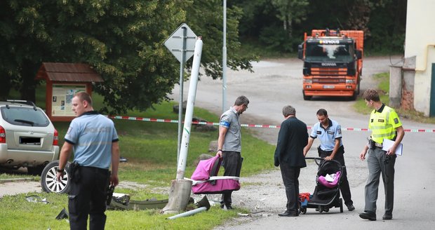 Otřesná nehoda v Poděbradech: Řidička srazila maminku s kočárkem, dítě je ve vážném stavu (ilustrační foto)
