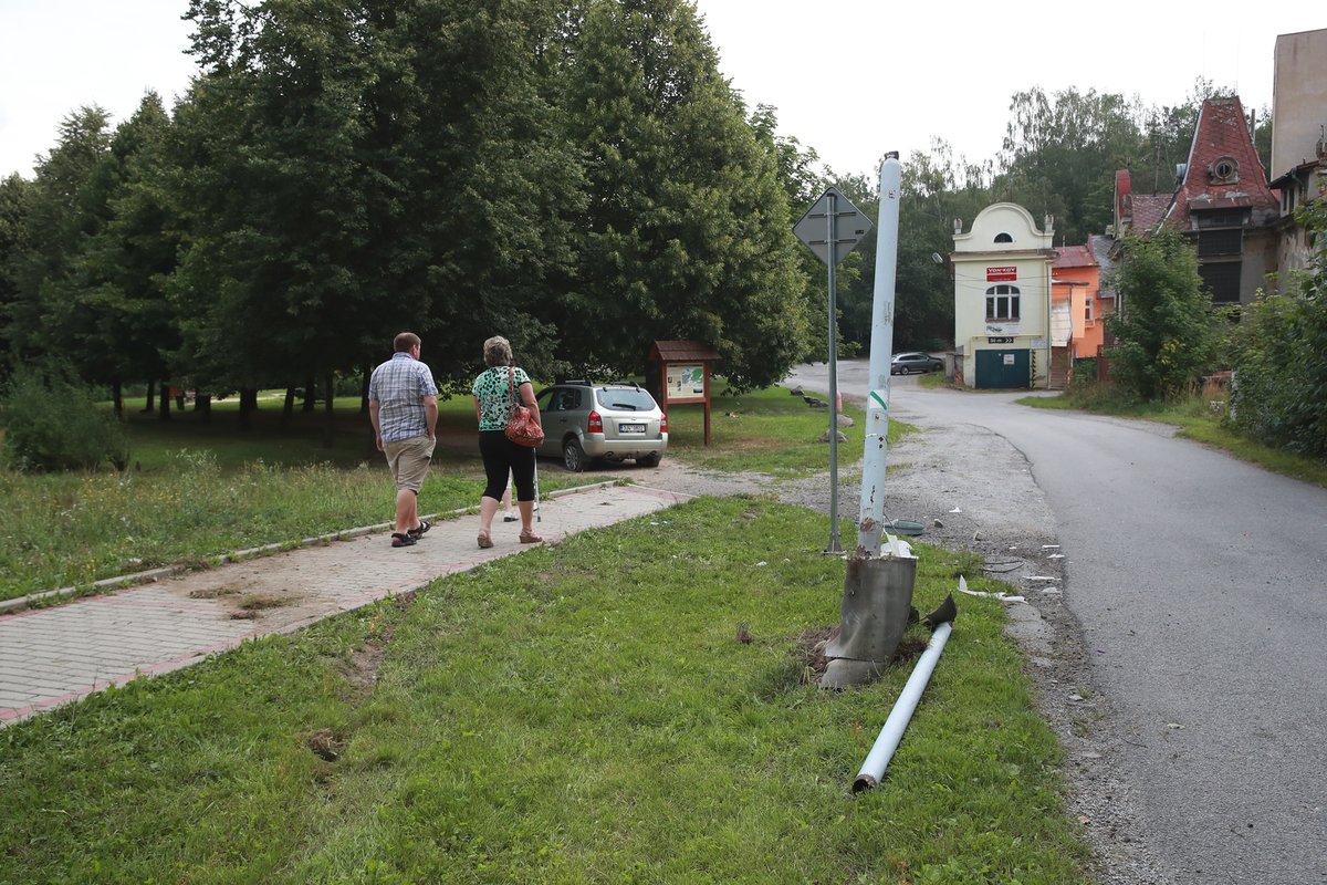 V Humpolci najelo auto do kočárku s dvěma dětmi, jedno zemřelo