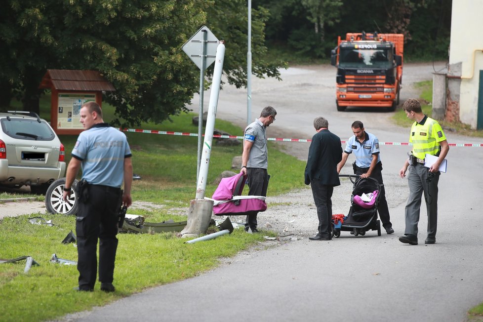 V Humpolci najelo auto do kočárku s dvěma dětmi, jedno zemřelo