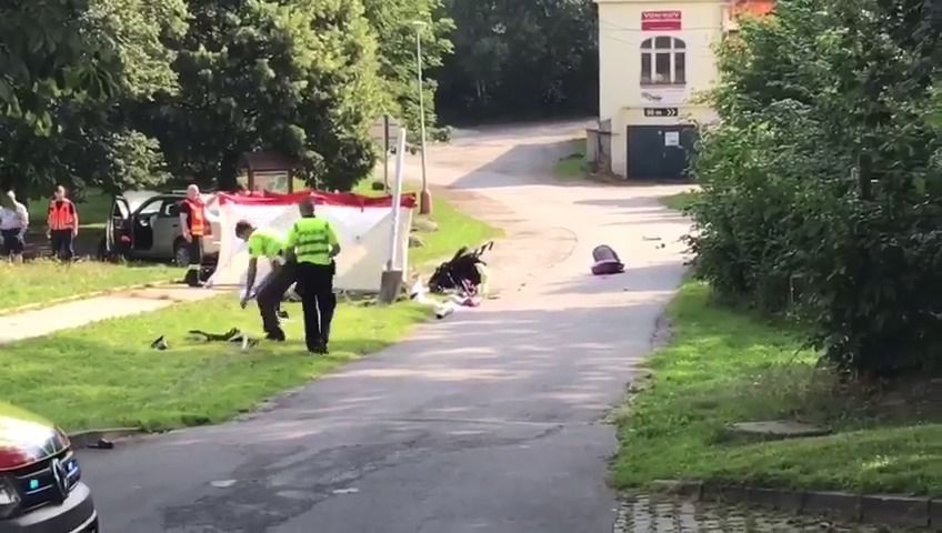 V Humpolci najelo auto do kočárku s dvěma dětmi, jedno zemřelo