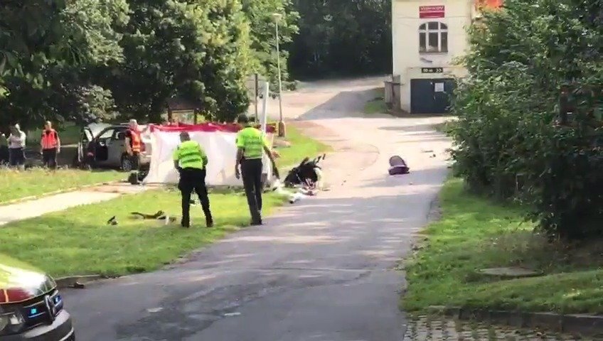 V Humpolci najelo auto do kočárku s dvěma dětmi, jedno zemřelo