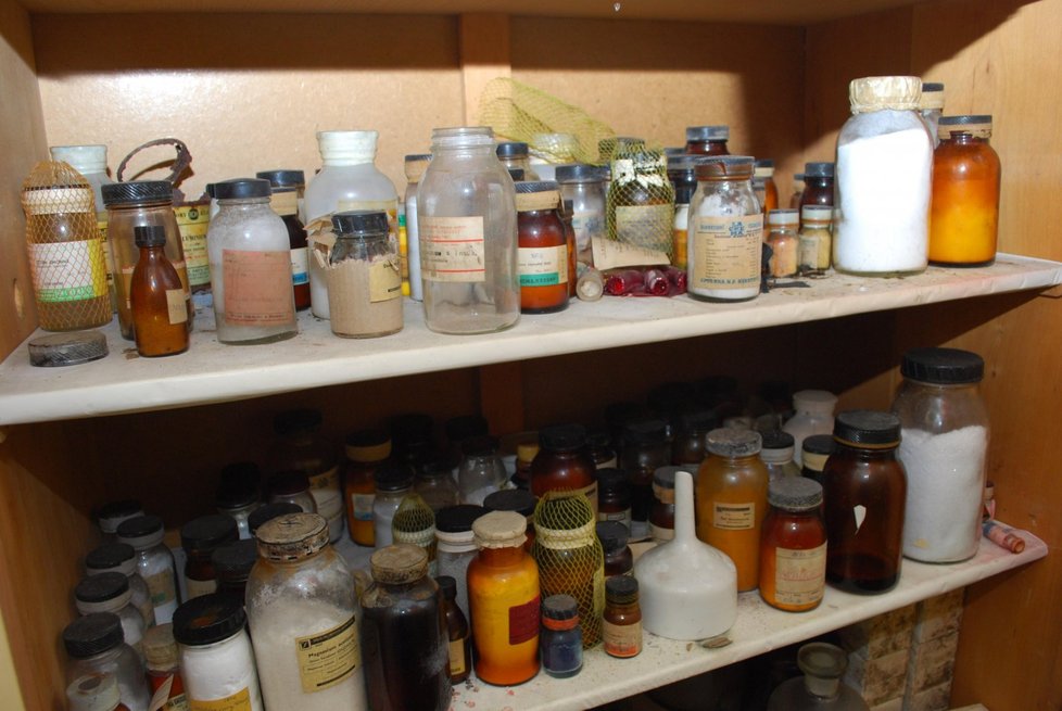 Volně přístupné chemické látky v regálech bývalé laboratoře