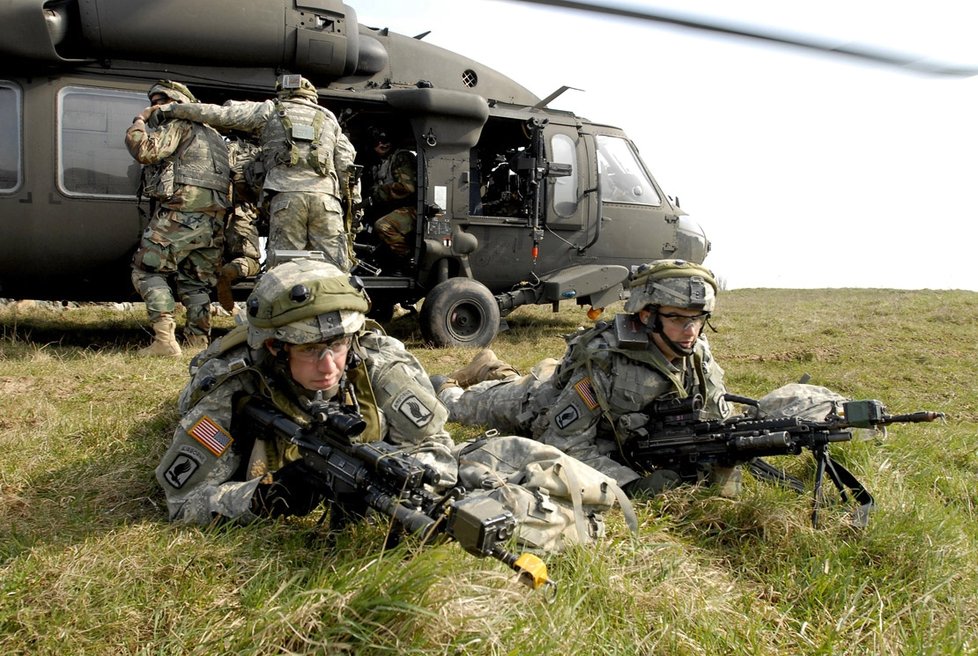 Nepodařené cvičení armády USA: Z nebe padaly terénní vozy