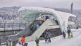 Innsbruck. Stanice lanové dráhy Hungerburgbahn, kterou se cestující dostanou z centra Innsbrucku do stanice Hungerburg, ve výšce 857 metrů nad mořem.