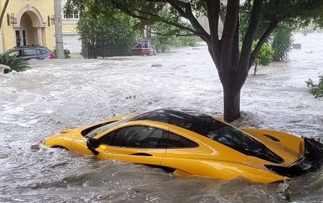 Automobil skončil ve vodě na ulici.