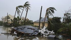 Hurikán Dorian za sebou nechal na Bahamách nesmírné škody. Stále míří na USA.