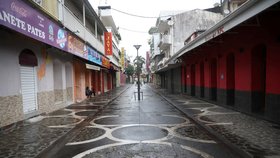 Prázdné ulice před úderem bouře Maria