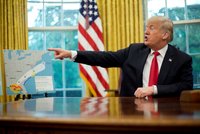 Trump chce poslat armádu na hranici s Mexikem a uzavřít ji. Kvůli 3 tisícům migrantů