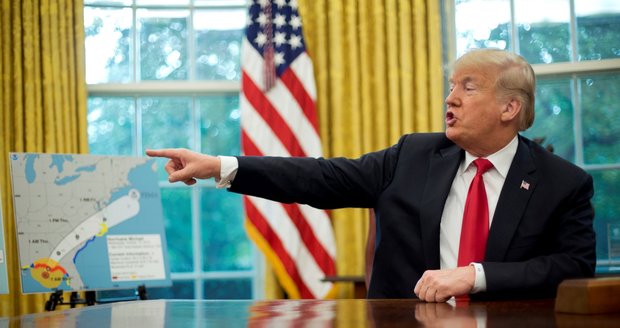 Trump chce poslat armádu na hranici s Mexikem a uzavřít ji. Kvůli 3 tisícům migrantů