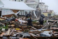 Hurikán má desítky obětí, mezi těly plavou žraloci. Pomoc Bahamám posílá i známý zpěvák