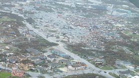Letecké snímky odhalují zkázu, jakou za sebou zanechal hurikán Dorian na Bahamách.