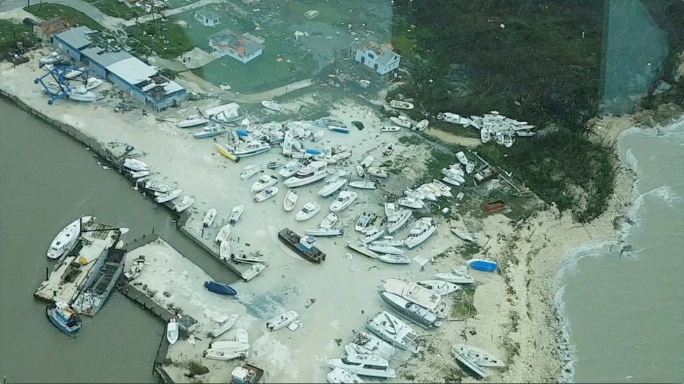 Letecké snímky odhalují zkázu, jakou za sebou zanechal hurikán Dorian na Bahamách.