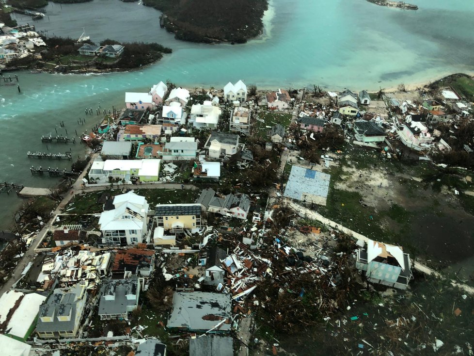 Letecké snímky odhalují zkázu, jakou za sebou zanechal hurikán Dorian na Bahamách.