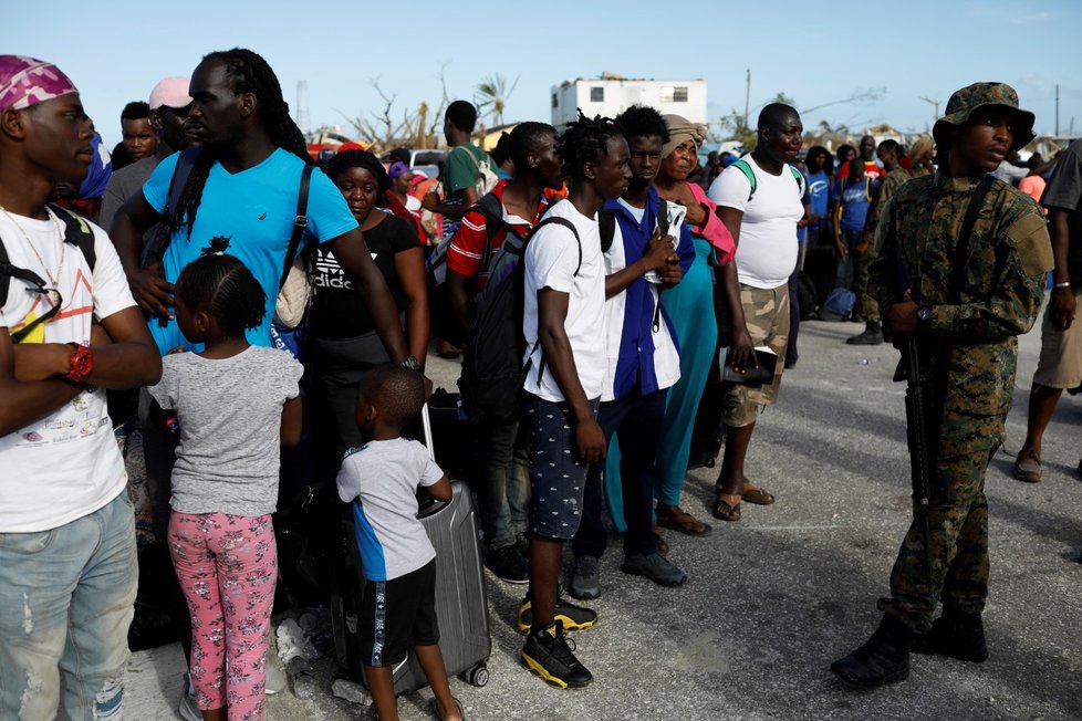 Lidé utíkají z Baham, které zpustošil hurikán Dorian.