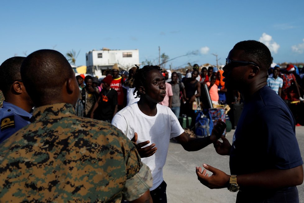 Lidé utíkají z Baham, které zpustošil hurikán Dorian.