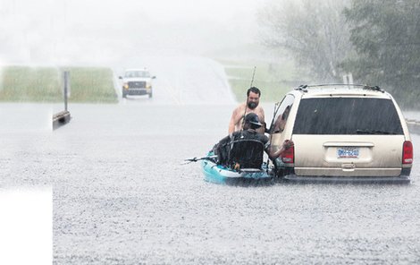 Přestože se hurikán Florence proměnil v tropickou bouři a nadále slábne, nebezpečí přetrvává.