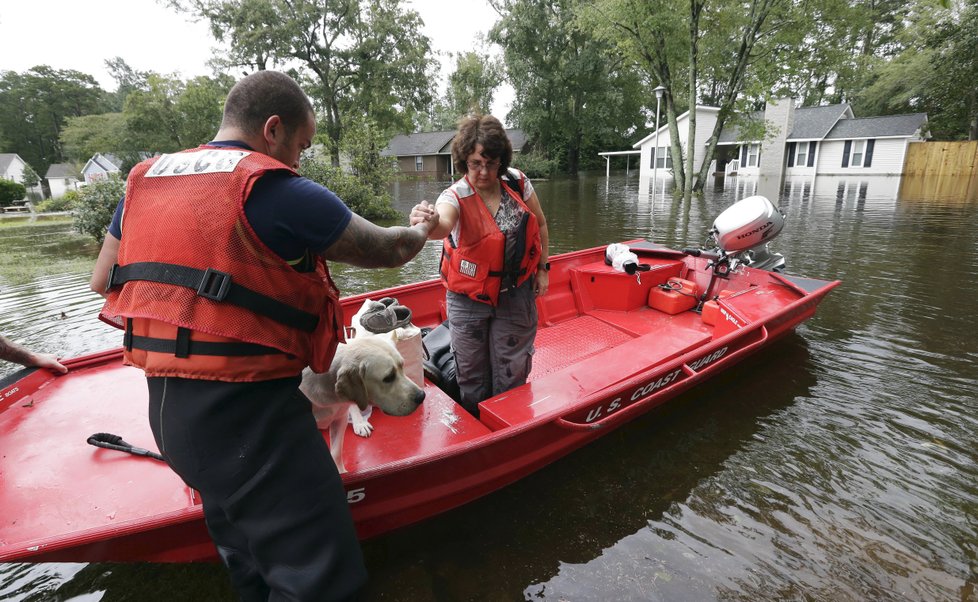 Mnozí Američané při evakuaci před hurikánem Florence své mazlíčky neopustili.