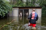 Na některých místech USA už uklízí následky hurikánu Florence, jinde se připravují na další vlnu. Vichr a silné lijáky mohou trvat podle odborníků ještě několik dní.