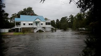 Hurikán Florence dorazil na pobřeží USA, řeky se rozlily do okolí