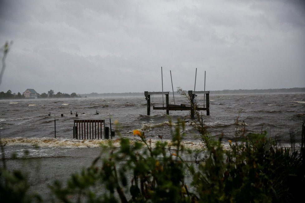 Hurikán Florence dorazil na pobřeží USA.