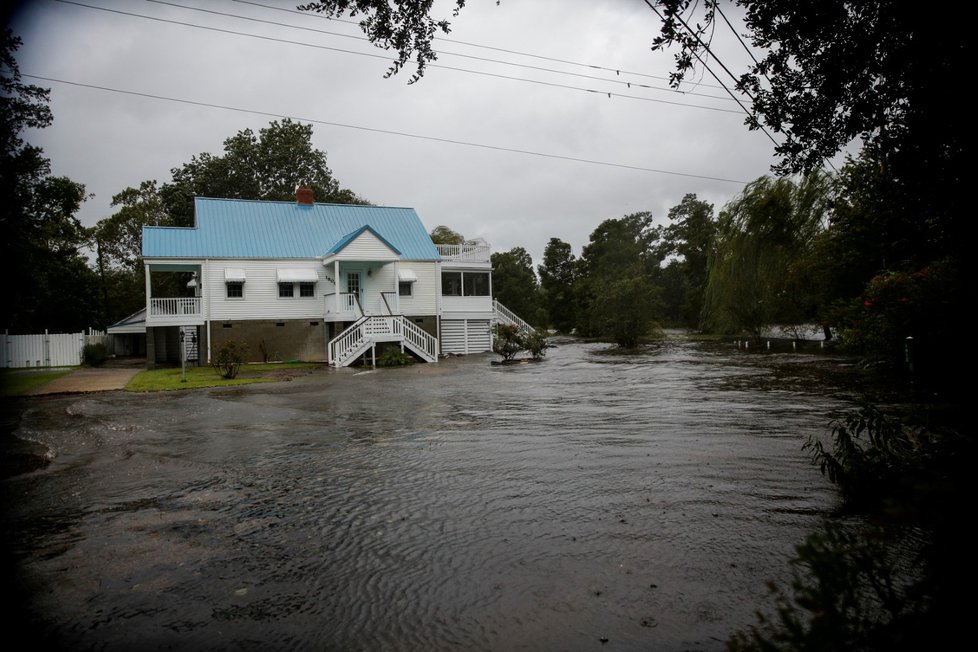 Hurikán Florence dorazil na pobřeží USA.