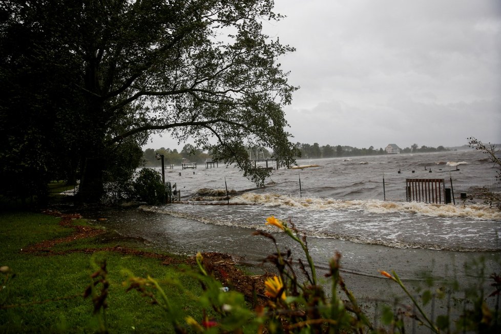 Hurikán Florence dorazil na pobřeží USA.