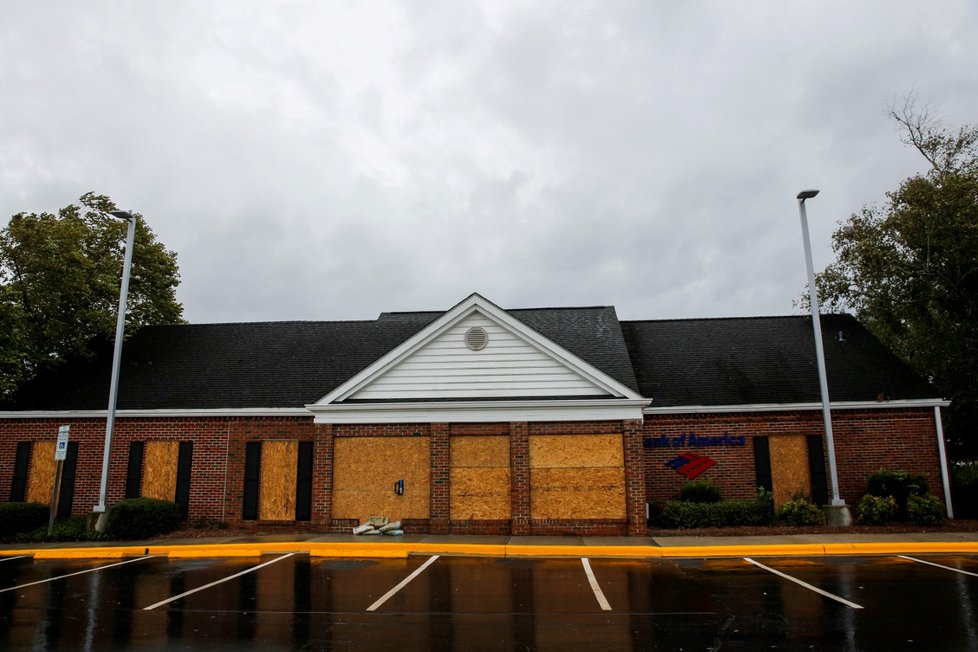 Hurikán Florence dorazil na pobřeží USA.