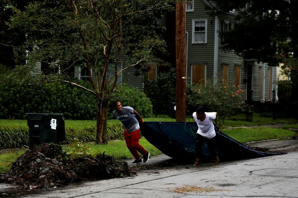 Na některých místech USA už uklízí následky hurikánu Florence, jinde se připravují na další vlnu. Vichr a silné lijáky mohou trvat podle odborníků ještě několik dní.