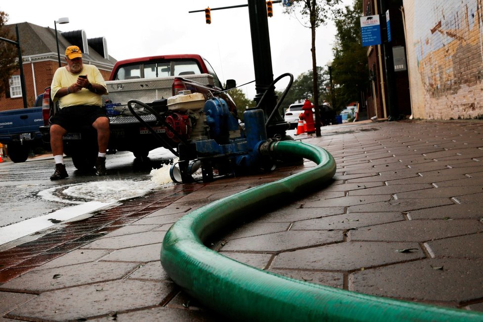 Na některých místech USA už uklízí následky hurikánu Florence, jinde se připravují na další vlnu. Vichr a silné lijáky mohou trvat podle odborníků ještě několik dní.