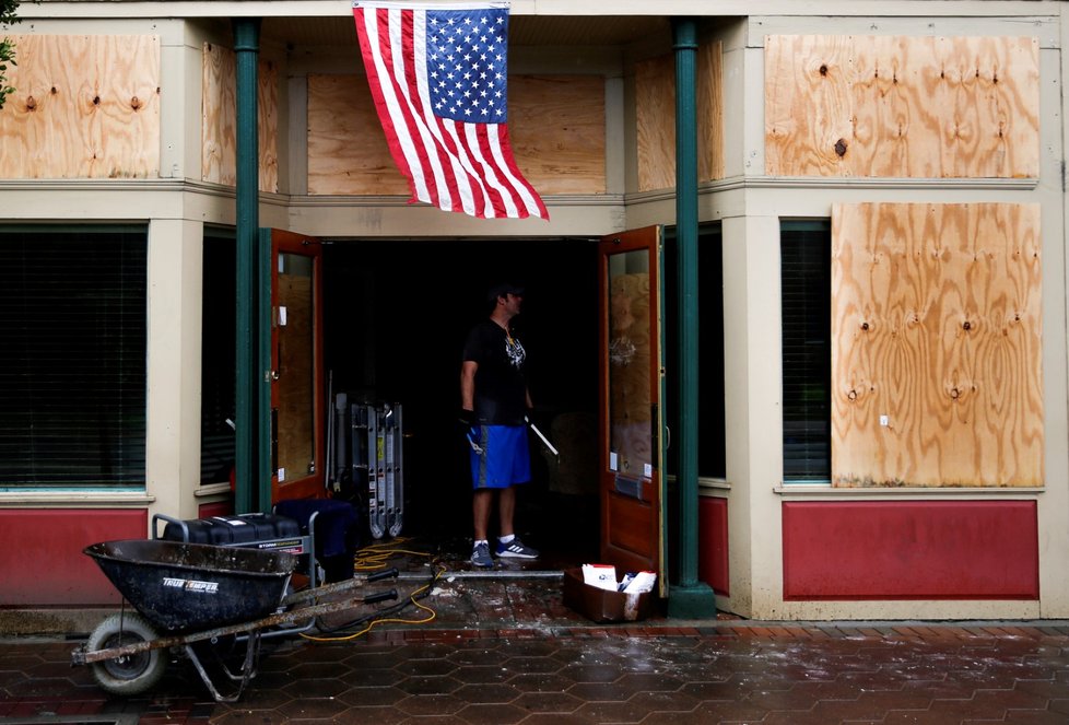 Na některých místech USA už uklízí následky hurikánu Florence, jinde se připravují na další vlnu. Vichr a silné lijáky mohou trvat podle odborníků ještě několik dní.