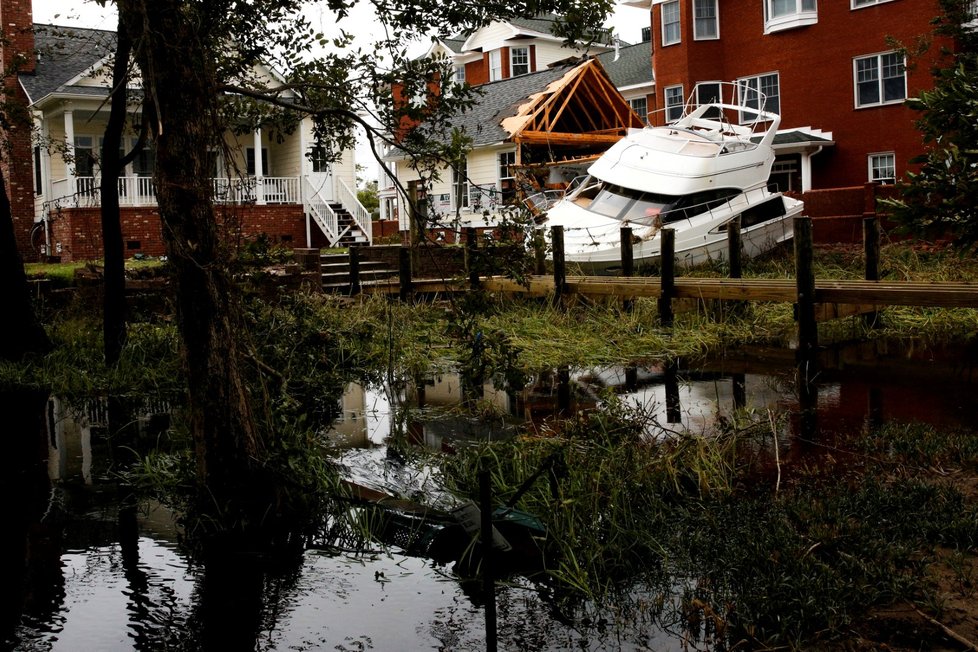 Na některých místech USA už uklízí následky hurikánu Florence, jinde se připravují na další vlnu. Vichr a silné lijáky mohou trvat podle odborníků ještě několik dní.