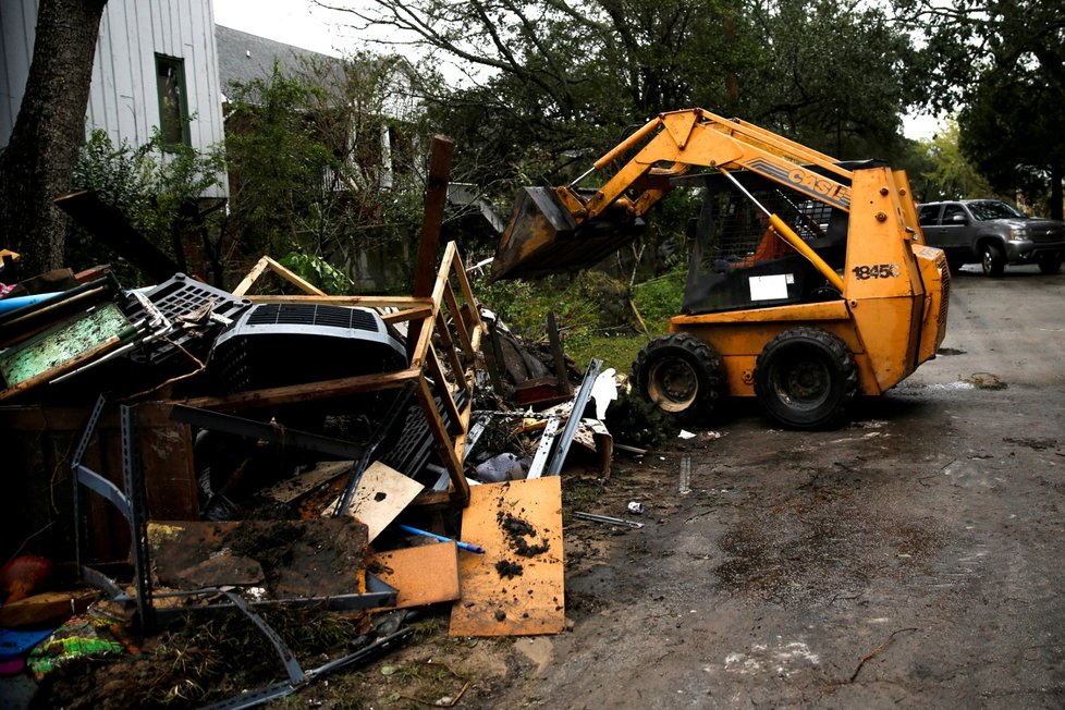 Na některých místech USA už uklízí následky hurikánu Florence, jinde se připravují na další vlnu. Vichr a silné lijáky mohou trvat podle odborníků ještě několik dní.