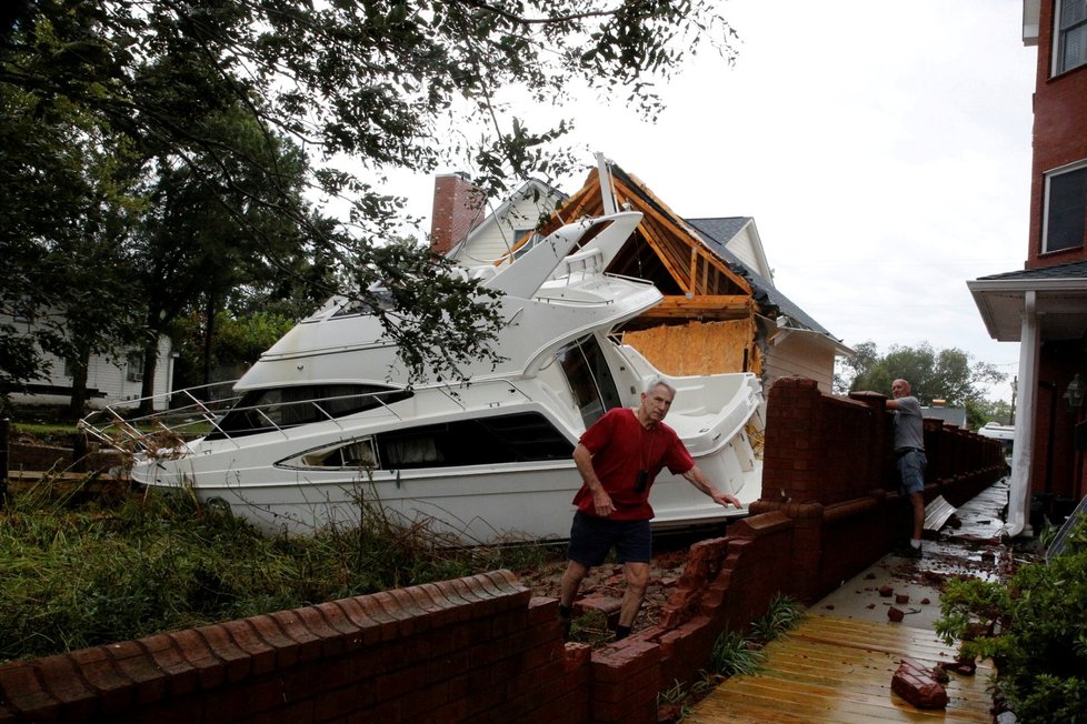 Na některých místech USA už uklízí následky hurikánu Florence, jinde se připravují na další vlnu. Vichr a silné lijáky mohou trvat podle odborníků ještě několik dní.