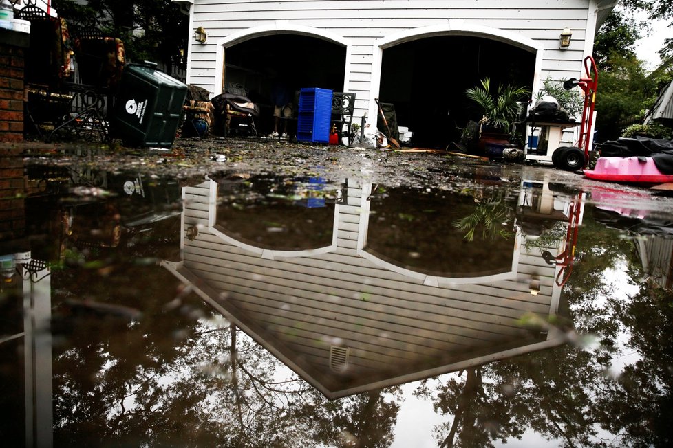 Na některých místech USA už uklízí následky hurikánu Florence, jinde se připravují na další vlnu. Vichr a silné lijáky mohou trvat podle odborníků ještě několik dní