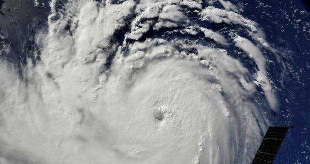 K pobřeží USA míří silné hurikány. Florence zesílil už na čtvrtý stupeň 